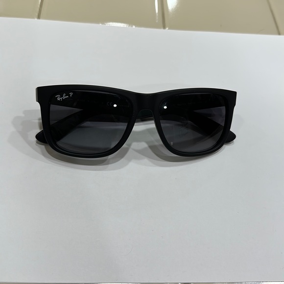 Ray-Ban polarized Justin wayfarer. Excellent condition. No scratches Authentic - Picture 1 of 3